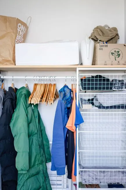 Wire closet shelving