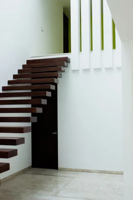 Floating staircase
